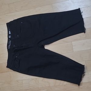 Miss Me Black Mid Rise Easy Skinny Cut to Bermuda size 28